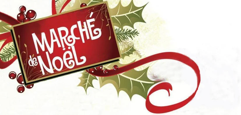 Illustration « Marché de Noël » sur une étiquette rouge, entourée de houx, de baies et d'un ruban